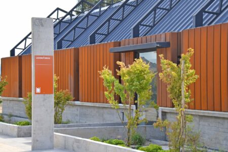 Viña Concha y Toro certifica su laboratorio de investigación para diagnóstico de COVID-19 y dona 50 mil litros de alcohol gel y sanitizante